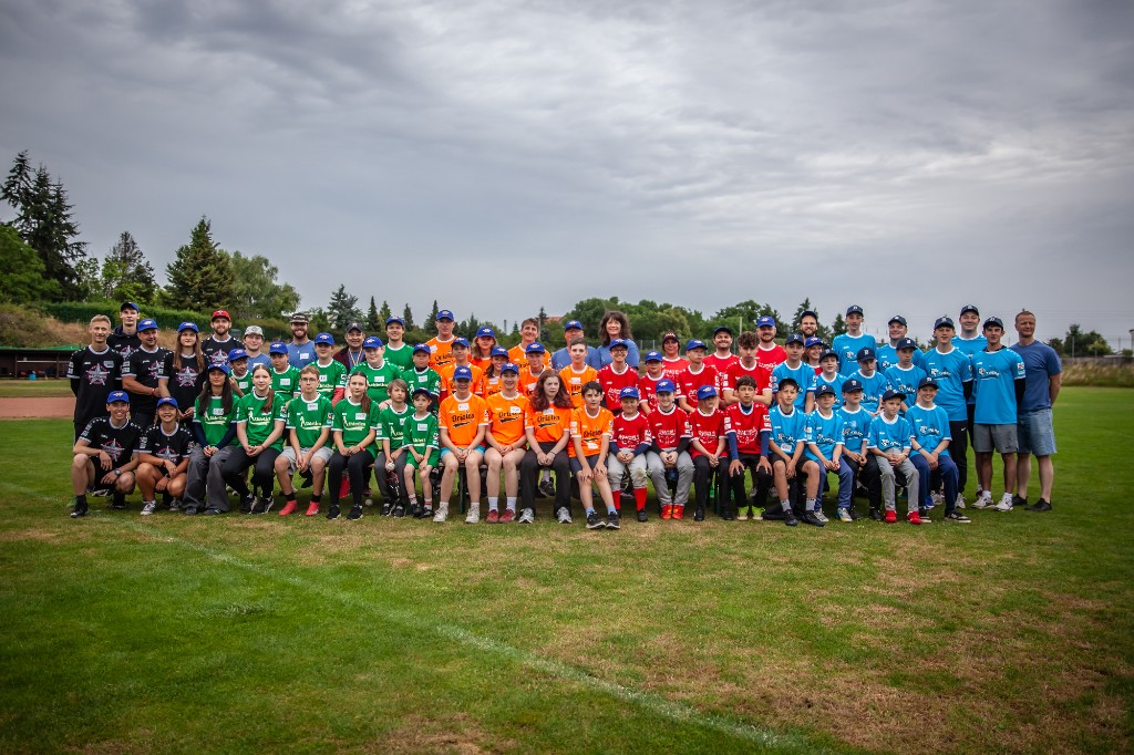 Großes Gruppenfoto aller Camp-Teilnehmer und Coaches